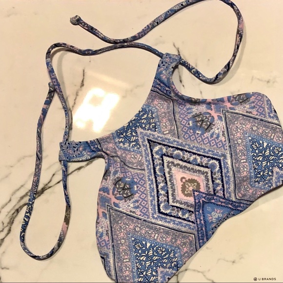 4 BIKINI TOPS - Picture 7 of 8